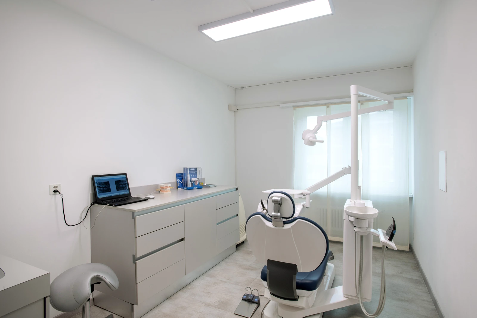 Postazione clinica luminosa nello studio dentistico